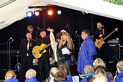  Morten får blomar av NMF sin representant, Brit J. Orre 